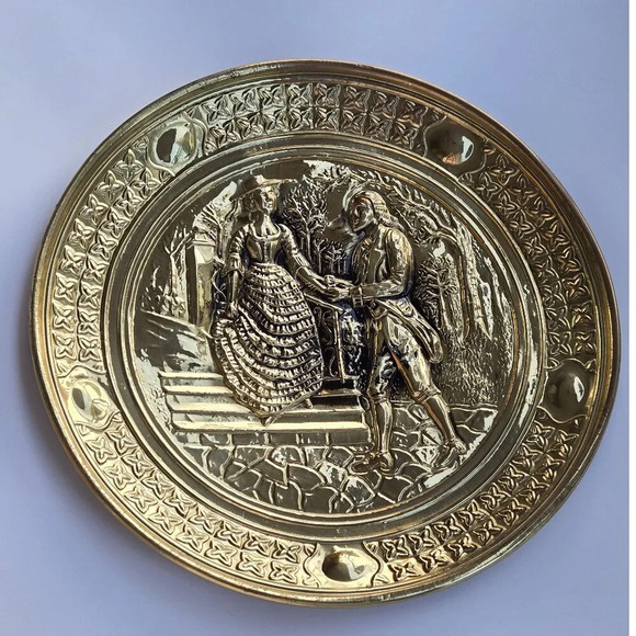 Set of 2 Vintage Brass Embossed Metal Wall  Plates, Romantic Scenes - Picture 7 of 14
